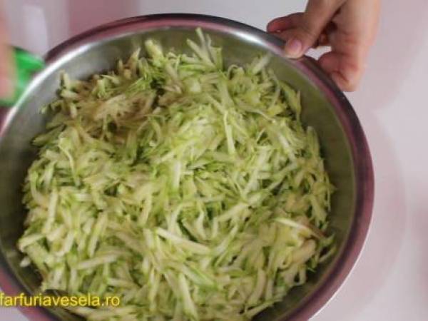 Budinca de dovlecei (reteta video) - Preparare etapa 2