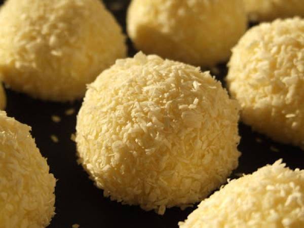 Bomboane Raffaello - Preparare etapa 4