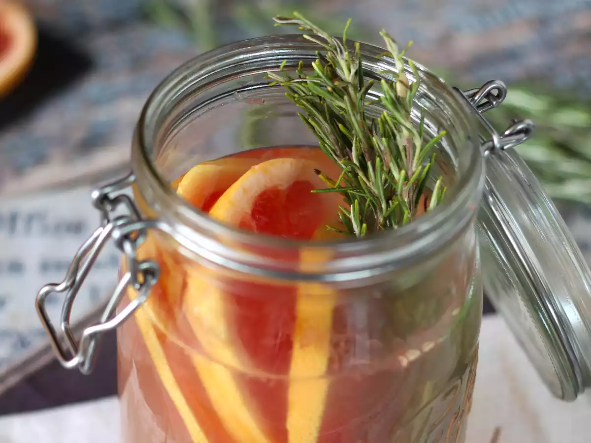 Apă aromată cu grapefruit și rozmarin: bautură detox de vară, fără adaos de zahăr! - poza 2