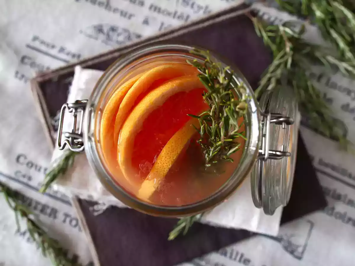 Apă aromată cu grapefruit și rozmarin: bautură detox de vară, fără adaos de zahăr! - poza 3