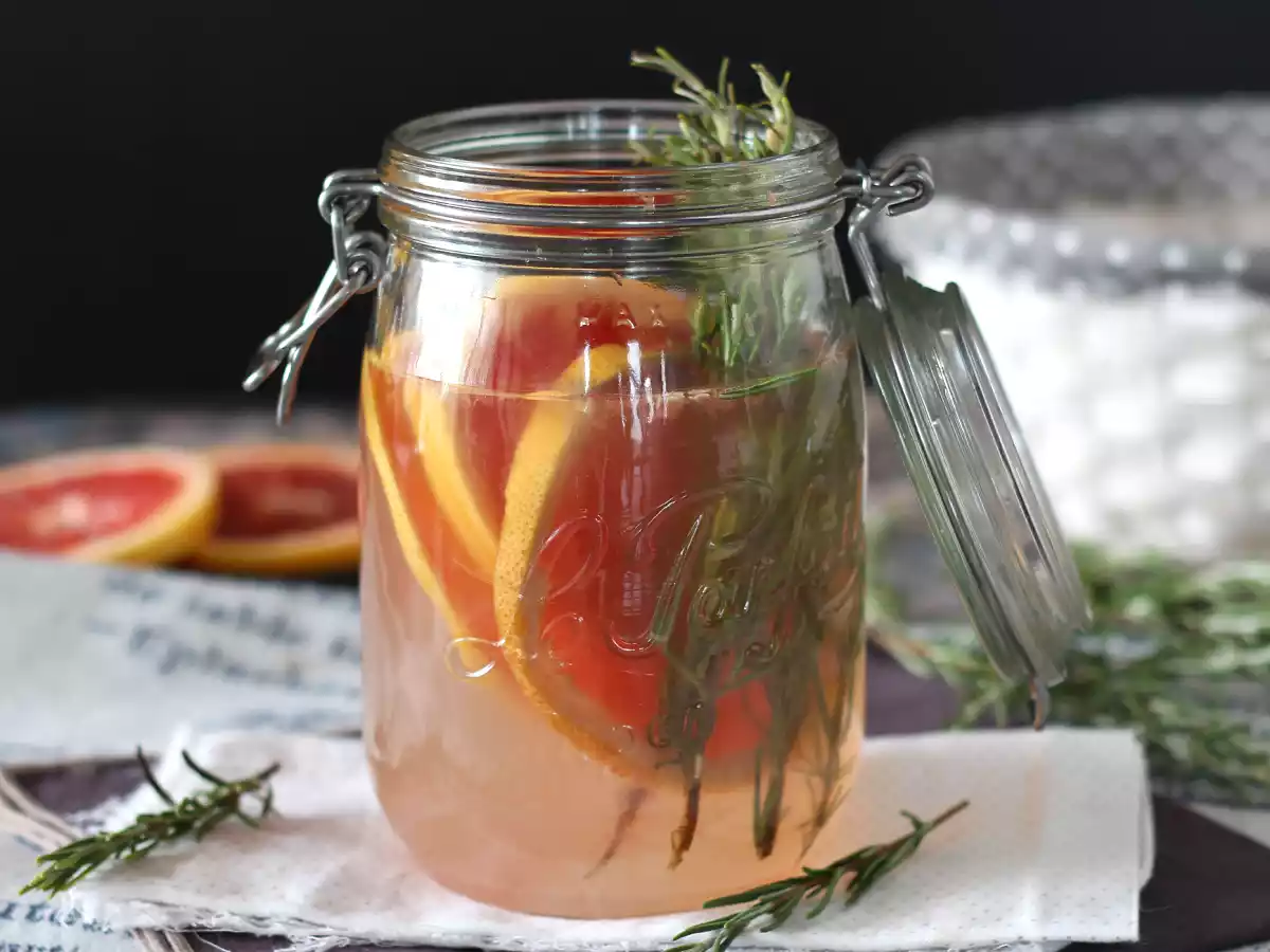 Apă aromată cu grapefruit și rozmarin: bautură detox de vară, fără adaos de zahăr! - poza 4