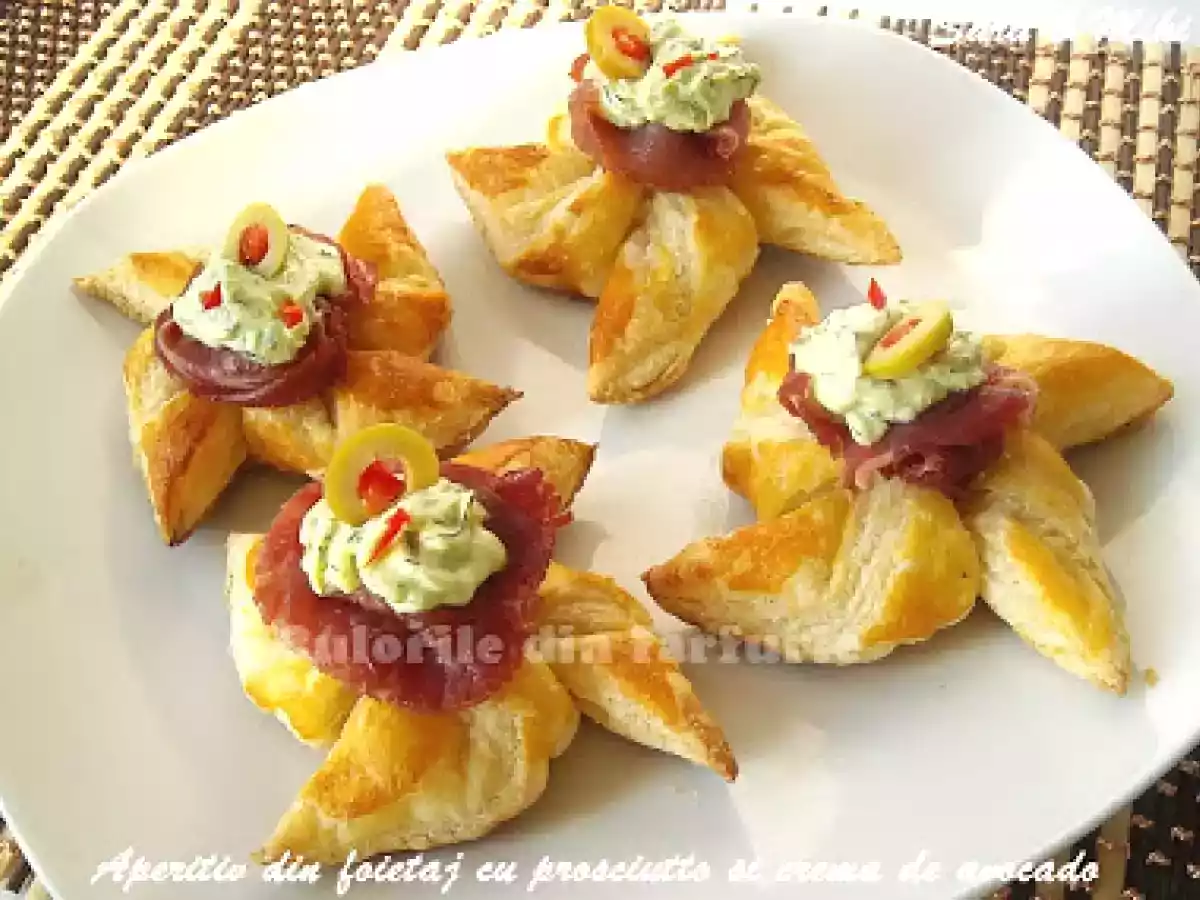 Aperitiv din foietaj cu prosciutto si crema de avocado