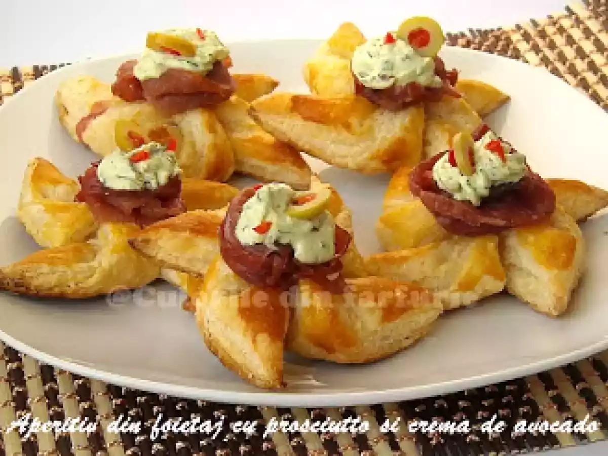 Aperitiv din foietaj cu prosciutto si crema de avocado - poza 2