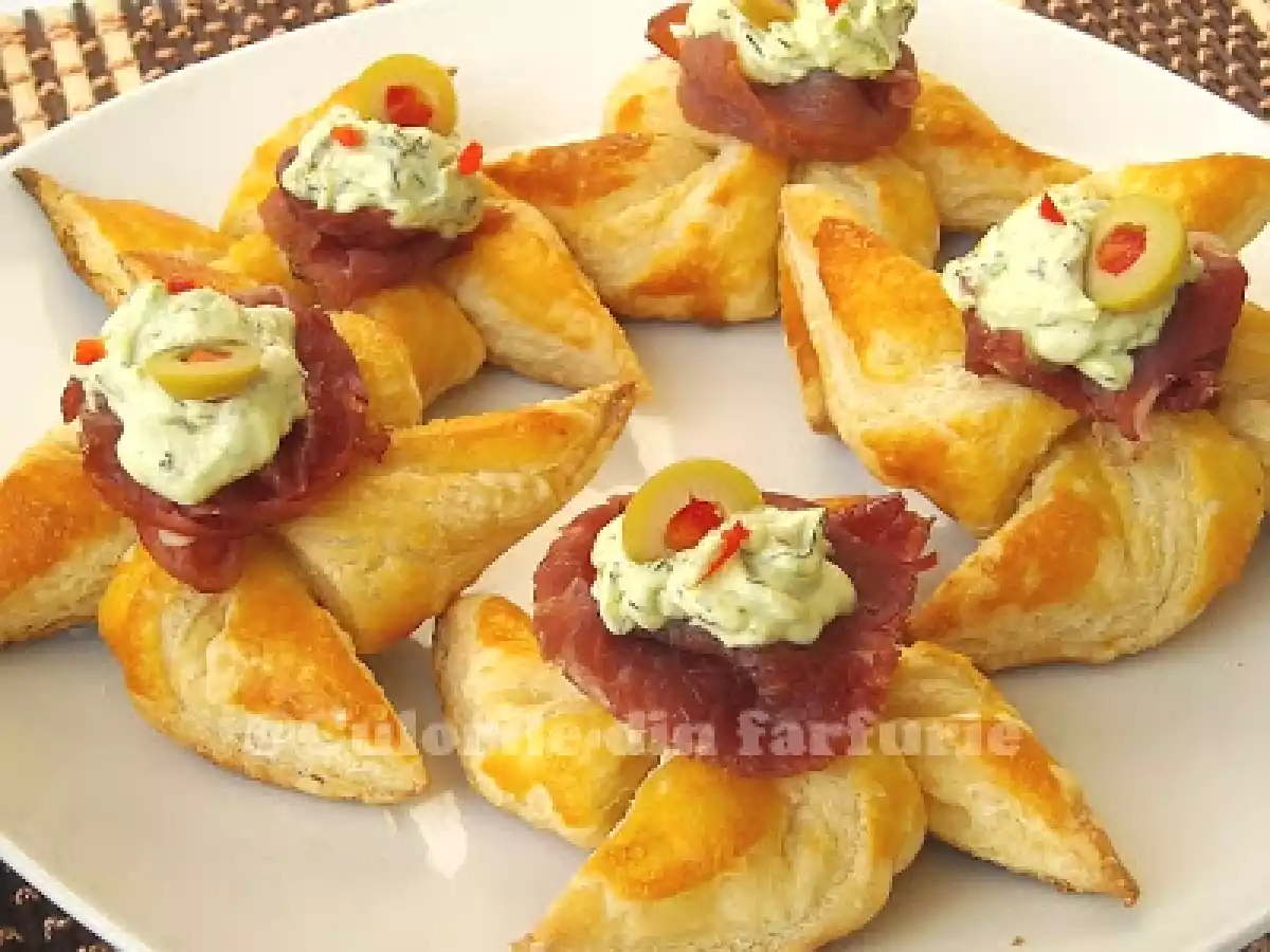 Aperitiv din foietaj cu prosciutto si crema de avocado - poza 3
