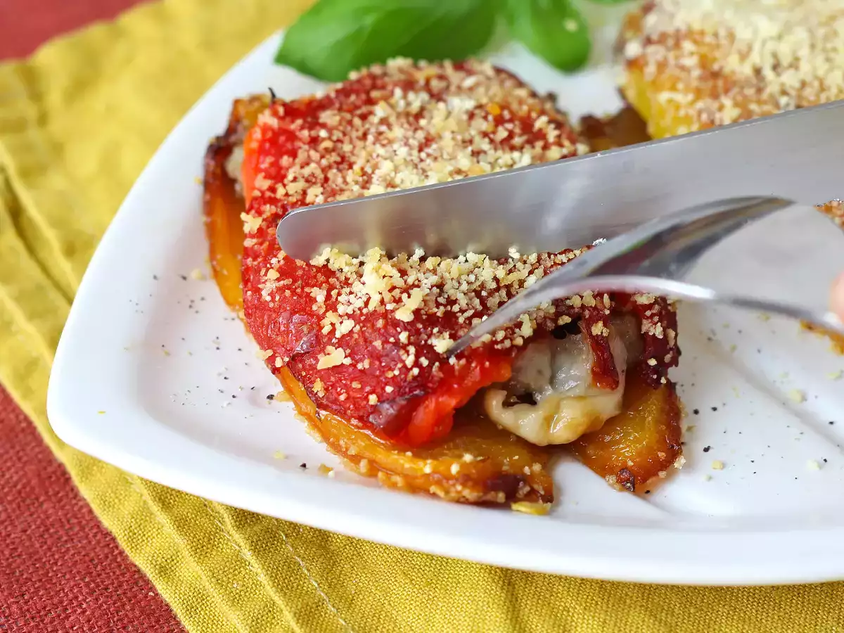 Ardei umpluți și gratinați în friteuza cu aer cald, cu cârnați și brânză scamorza