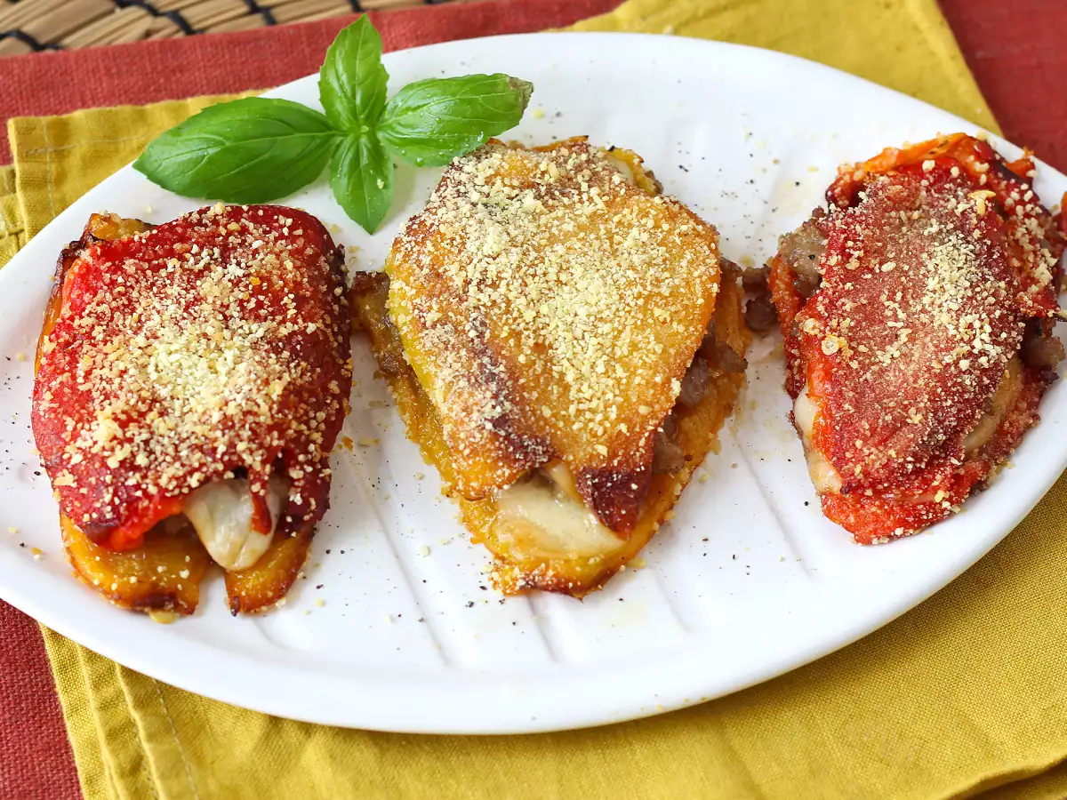 Ardei umpluți și gratinați în friteuza cu aer cald, cu cârnați și brânză scamorza - poza 3