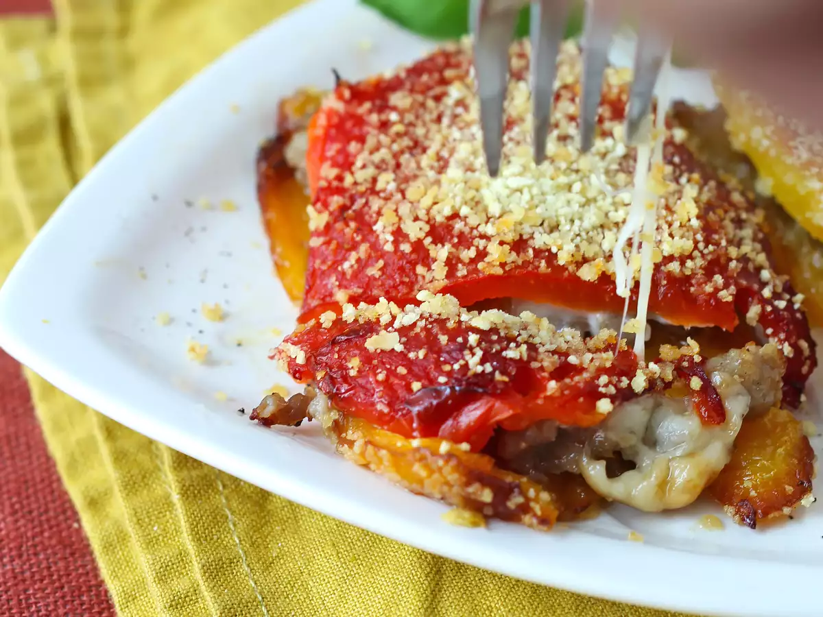 Ardei umpluți și gratinați în friteuza cu aer cald, cu cârnați și brânză scamorza - poza 5