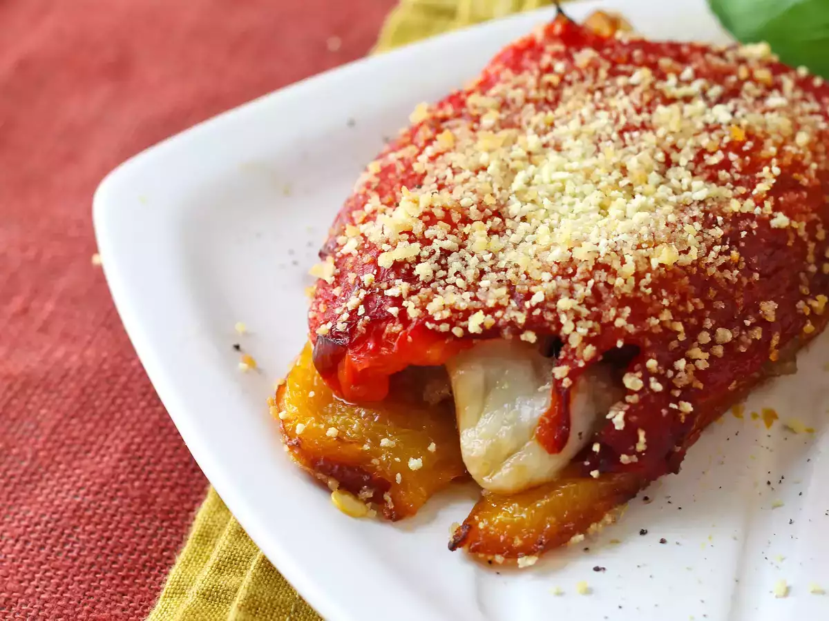 Ardei umpluți și gratinați în friteuza cu aer cald, cu cârnați și brânză scamorza - poza 7