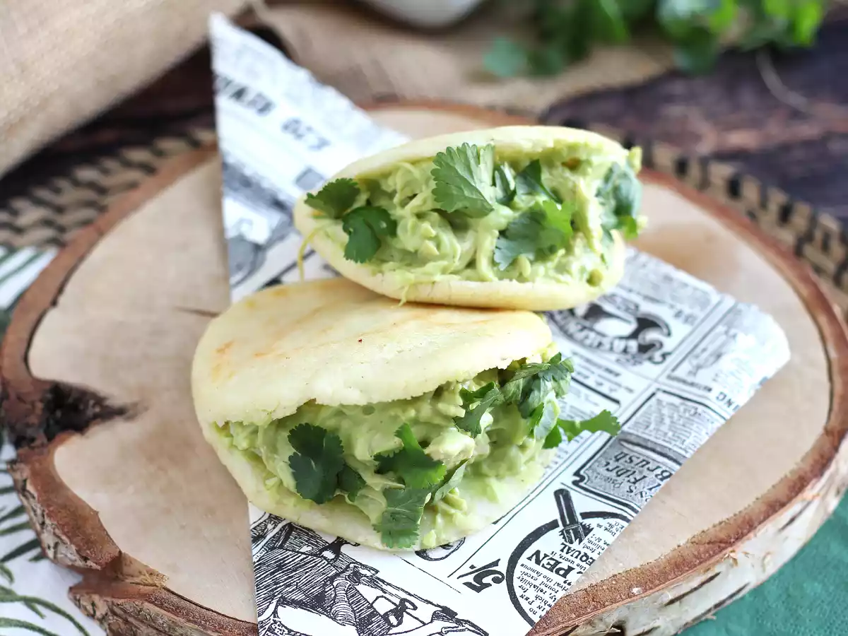 Arepas umplute cu pui si avocado - Reina Pepiada - poza 2