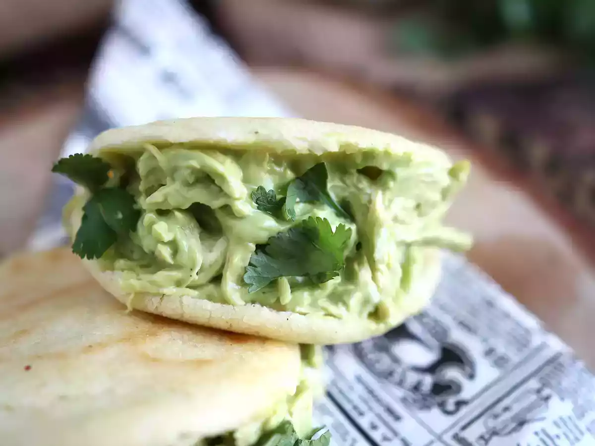 Arepas umplute cu pui si avocado - Reina Pepiada - poza 3
