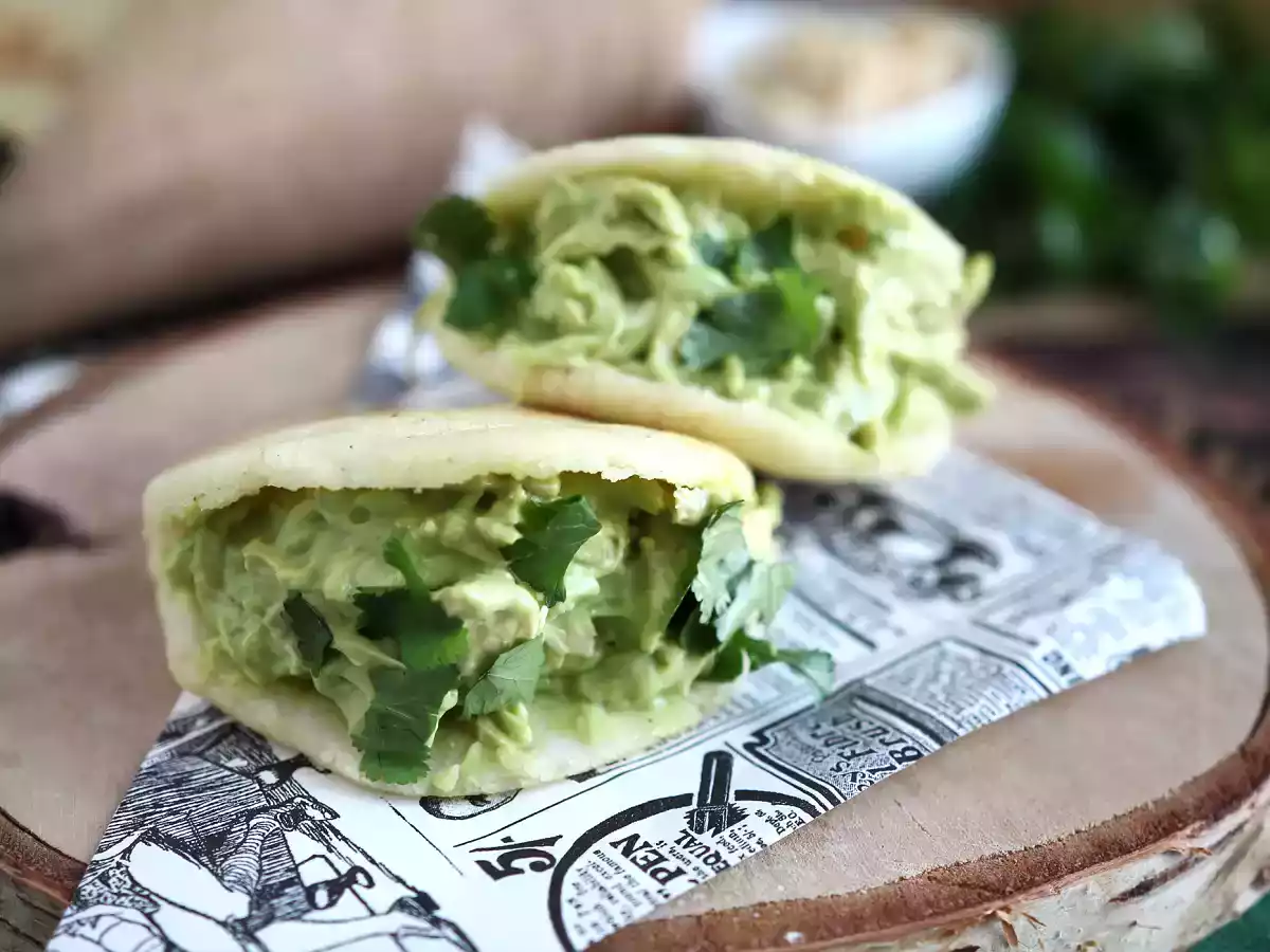 Arepas umplute cu pui si avocado - Reina Pepiada - poza 4