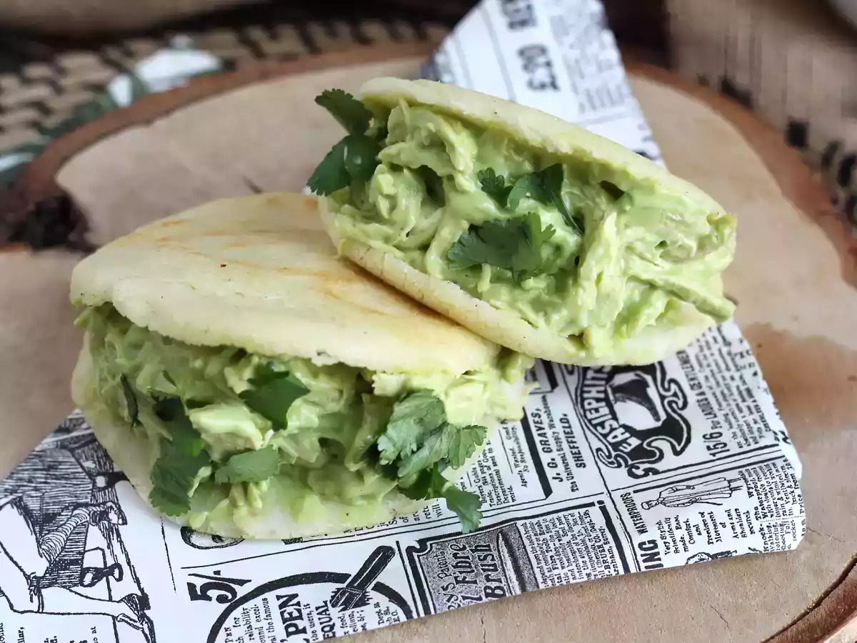 Arepas umplute cu pui si avocado - Reina Pepiada - poza 5