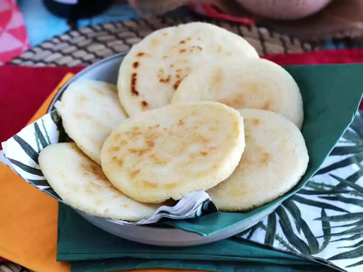 Arepas venezuelene, fără gluten, cu doar 3 ingrediente