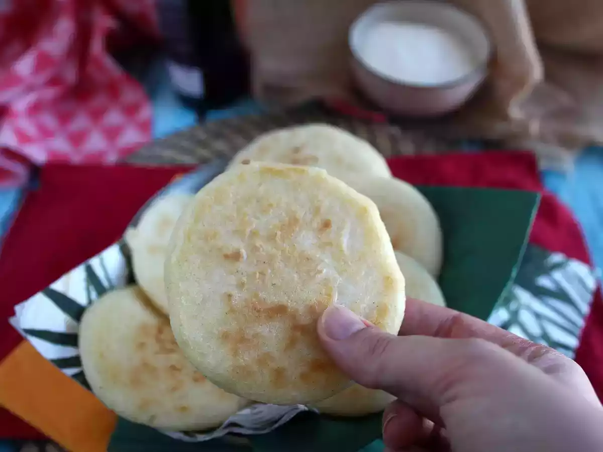 Arepas venezuelene, fără gluten, cu doar 3 ingrediente - poza 2