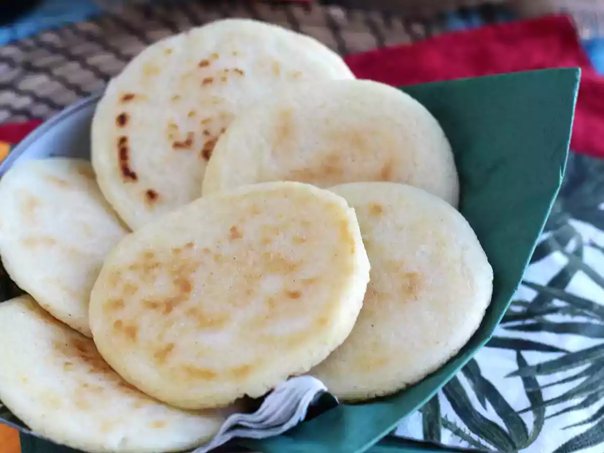 Arepas venezuelene, fără gluten, cu doar 3 ingrediente - poza 4