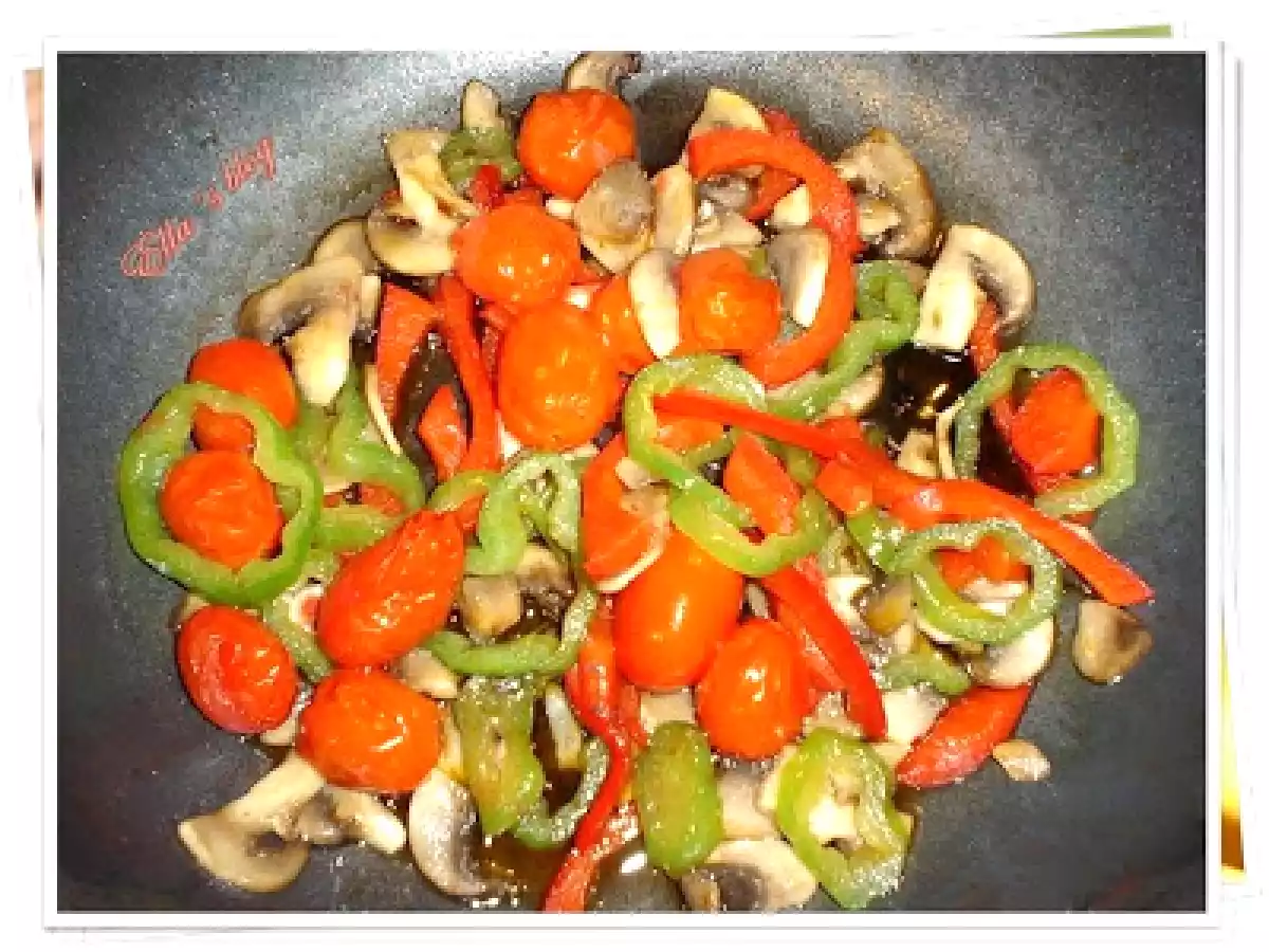 Aripi de pui cu sos de soia si legume - poza 6