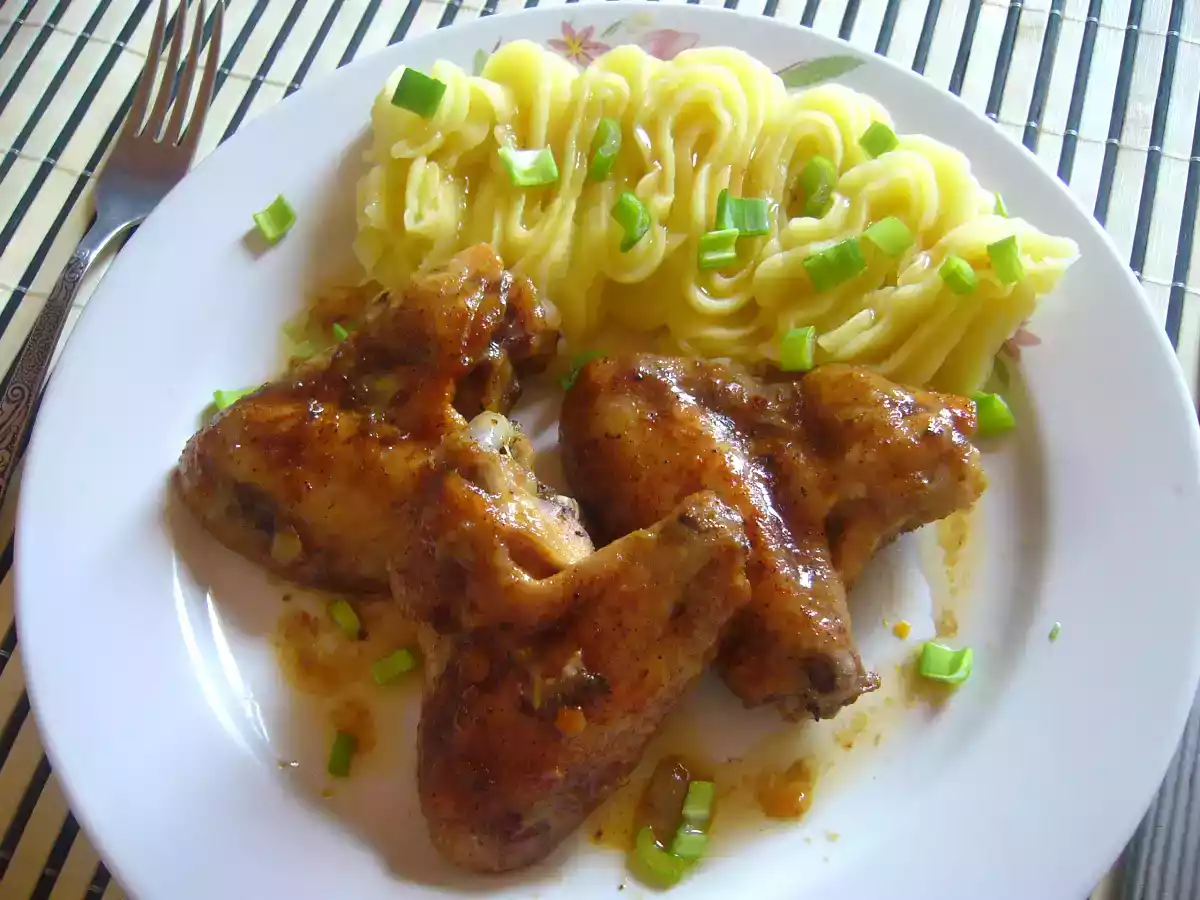 Aripioare in sos de vin si usturoi cu piure de cartofi