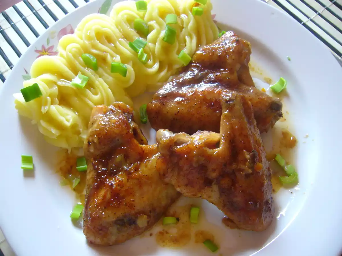 Aripioare in sos de vin si usturoi cu piure de cartofi - poza 2