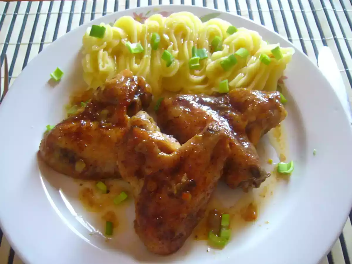 Aripioare in sos de vin si usturoi cu piure de cartofi - poza 3