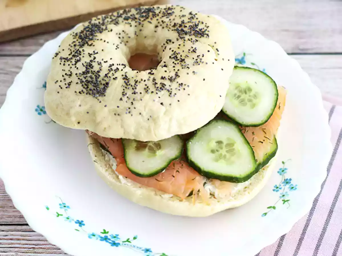 Bagel cu somon, castravete si crema de branza