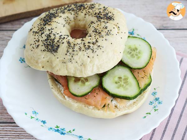 Bagel cu somon, castravete si crema de branza