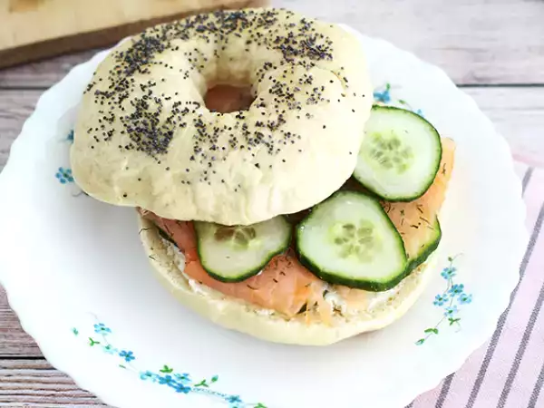 Rețetă Bagel cu somon, castravete si crema de branza