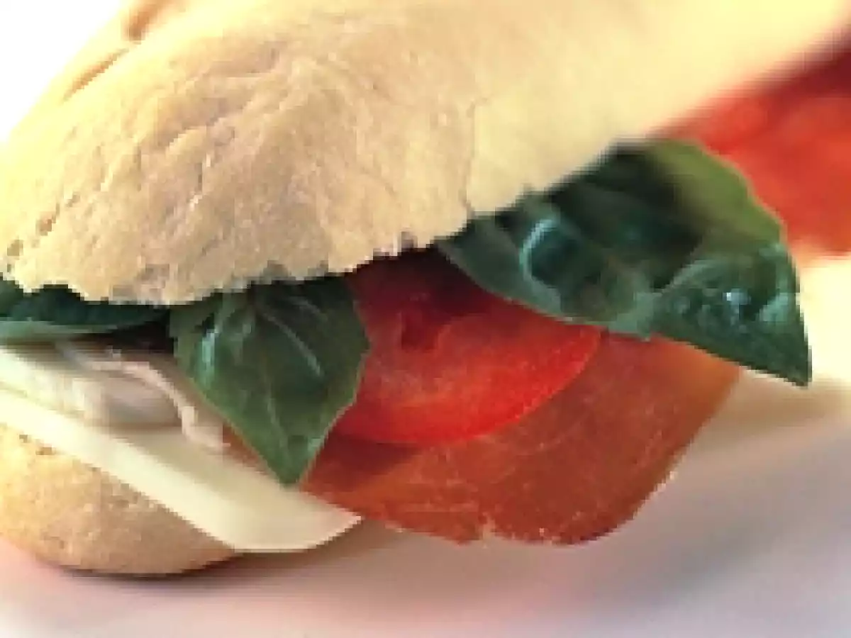 Bagheta cu mozzarella, rosii si prosciutto crudo