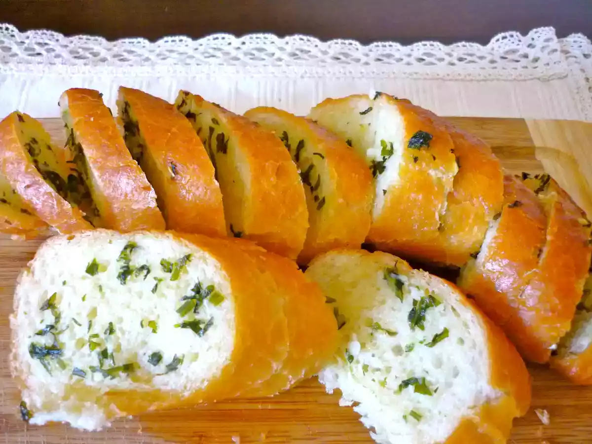 Baghetă umplută cu unt și usturoi (Garlic bread)