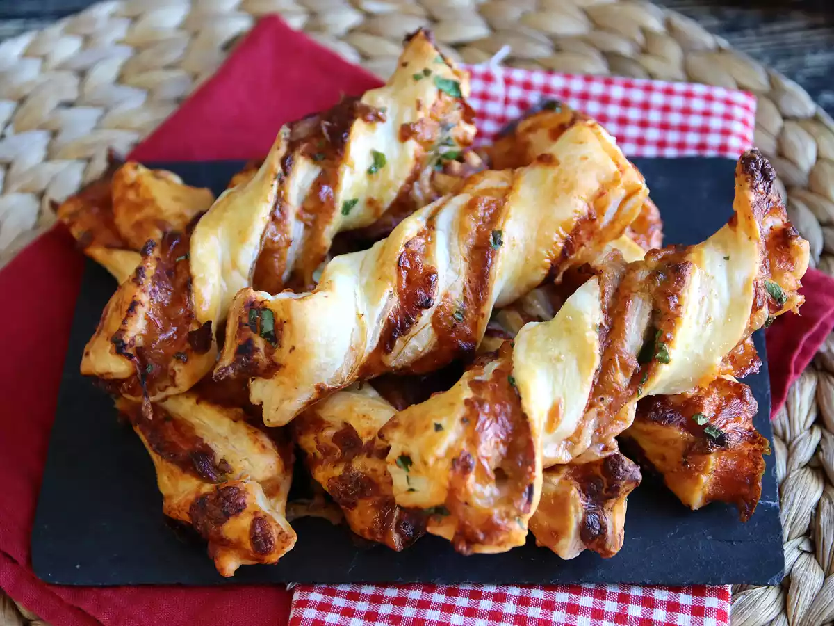 Baghete răsucite din foitaj (roșii, șuncă, mozzarella, pătrunjel)