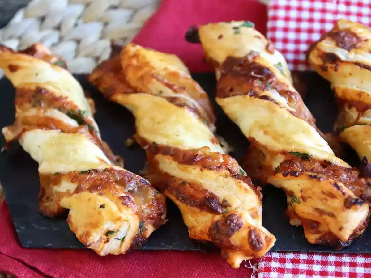 Baghete răsucite din foitaj (roșii, șuncă, mozzarella, pătrunjel) - poza 2