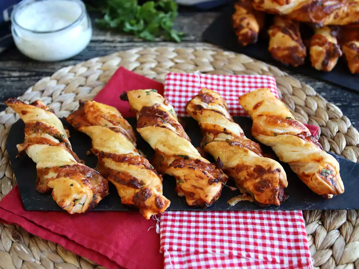 Baghete răsucite din foitaj (roșii, șuncă, mozzarella, pătrunjel) - poza 3