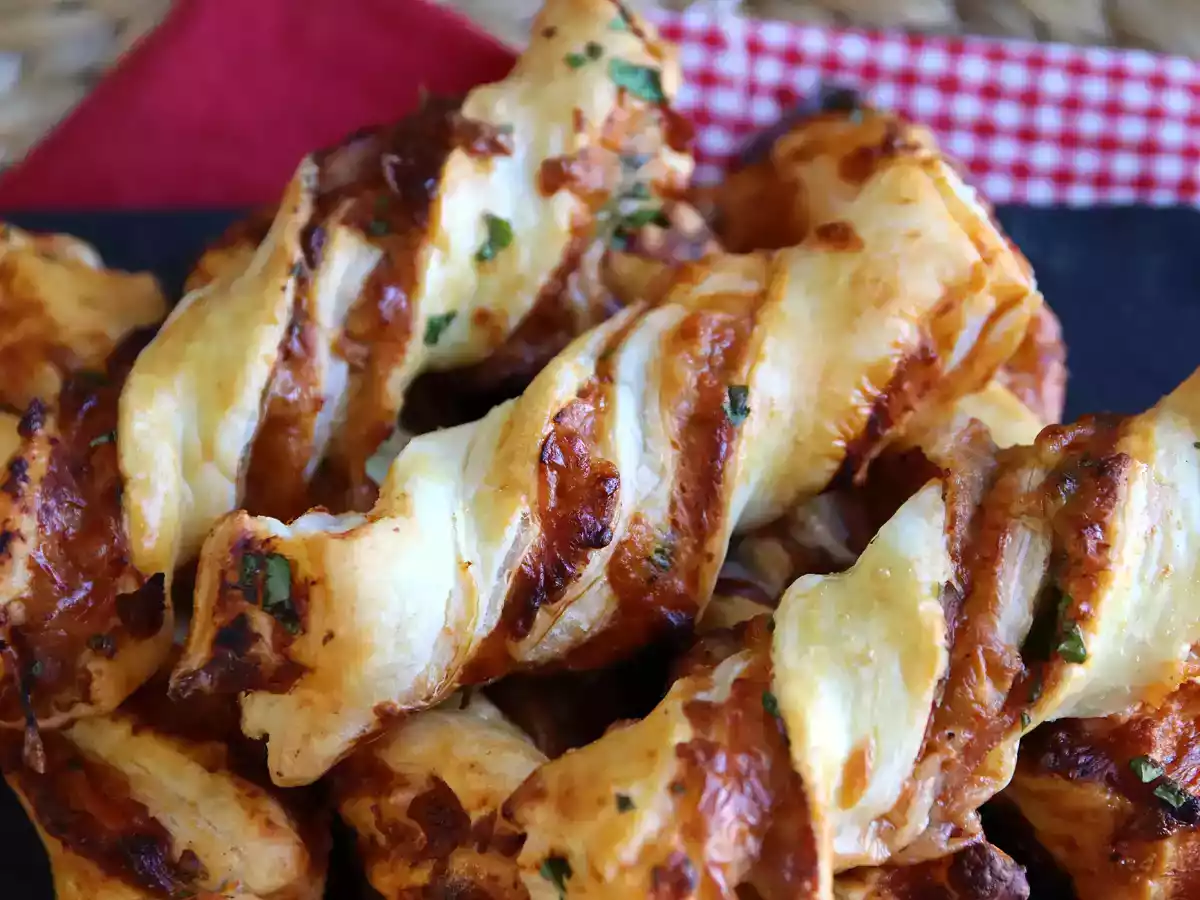 Baghete răsucite din foitaj (roșii, șuncă, mozzarella, pătrunjel) - poza 4