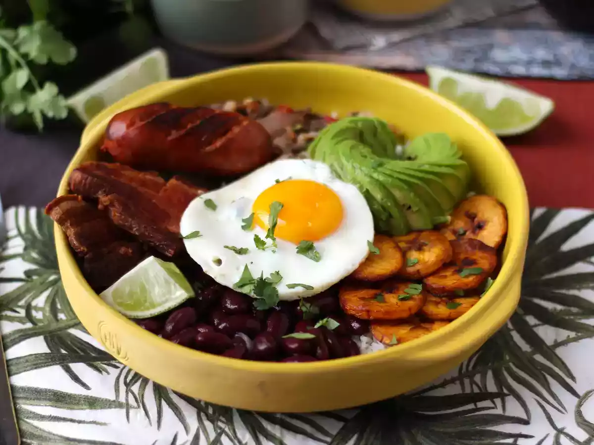 Bandeja Paisa: un preparat plin de culoare, aromă și tradiție