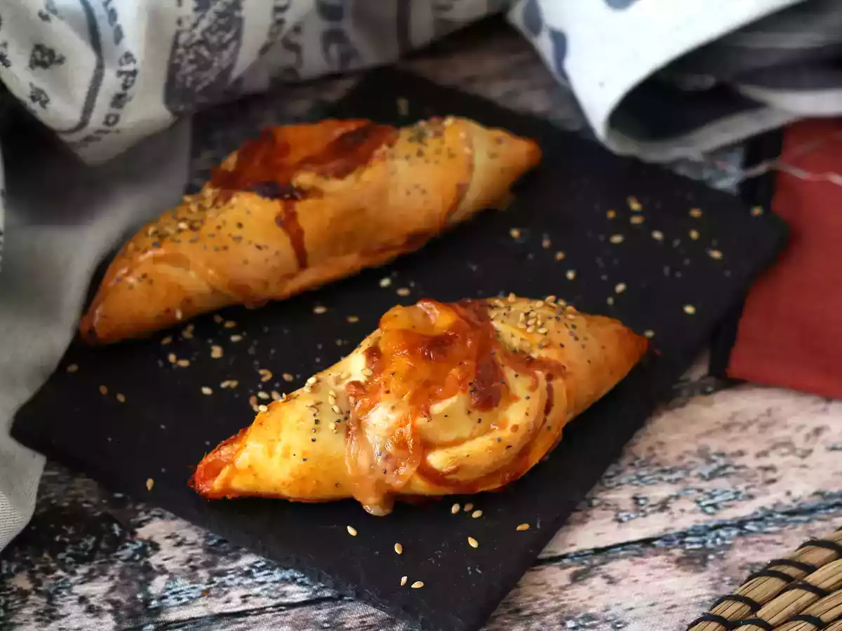 Bărcuțe în stil pizza, umplute cu sos de roșii, șuncă și mozzarella - poza 3