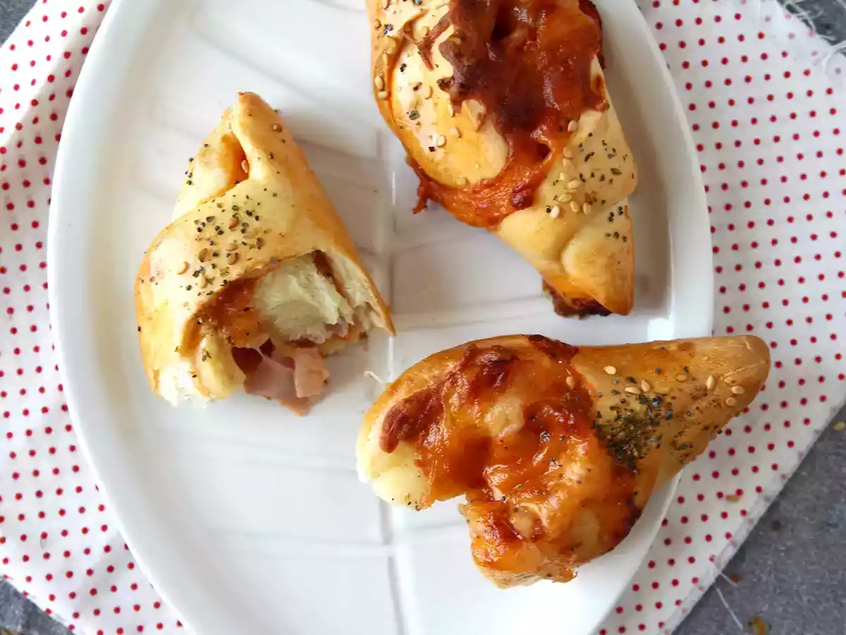 Bărcuțe în stil pizza, umplute cu sos de roșii, șuncă și mozzarella - poza 5