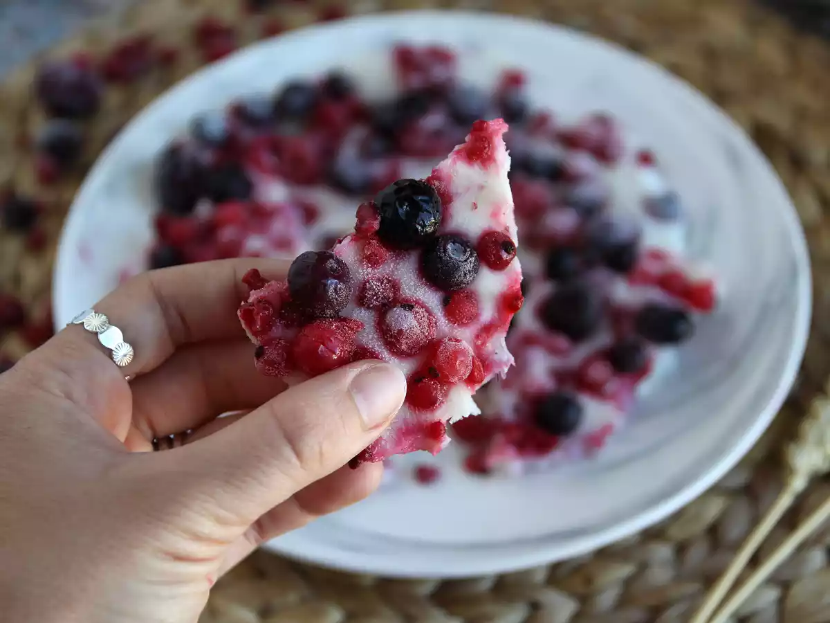 Batoane de iaurt congelat cu fructe roșii