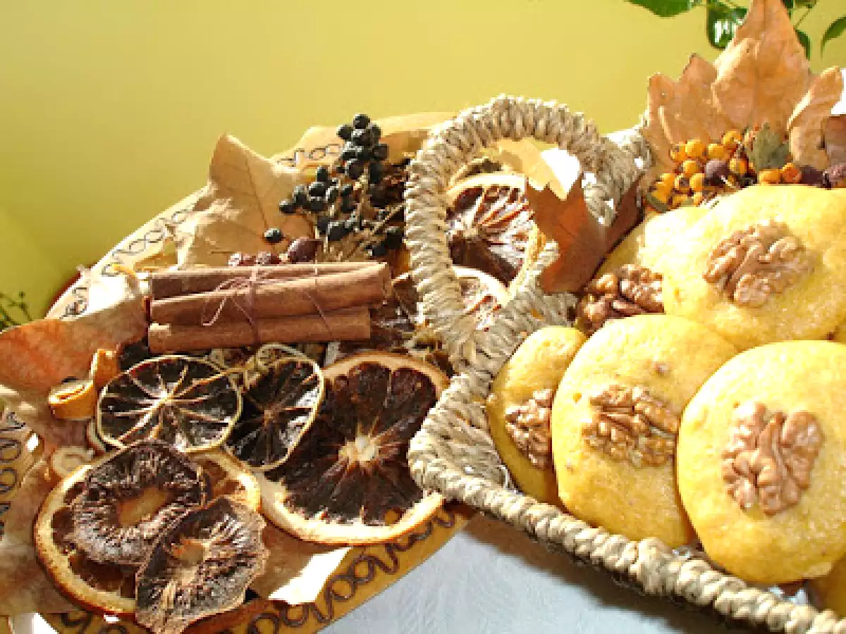 Biscuiti aromati cu stafide, nuca si dovleac - poza 2