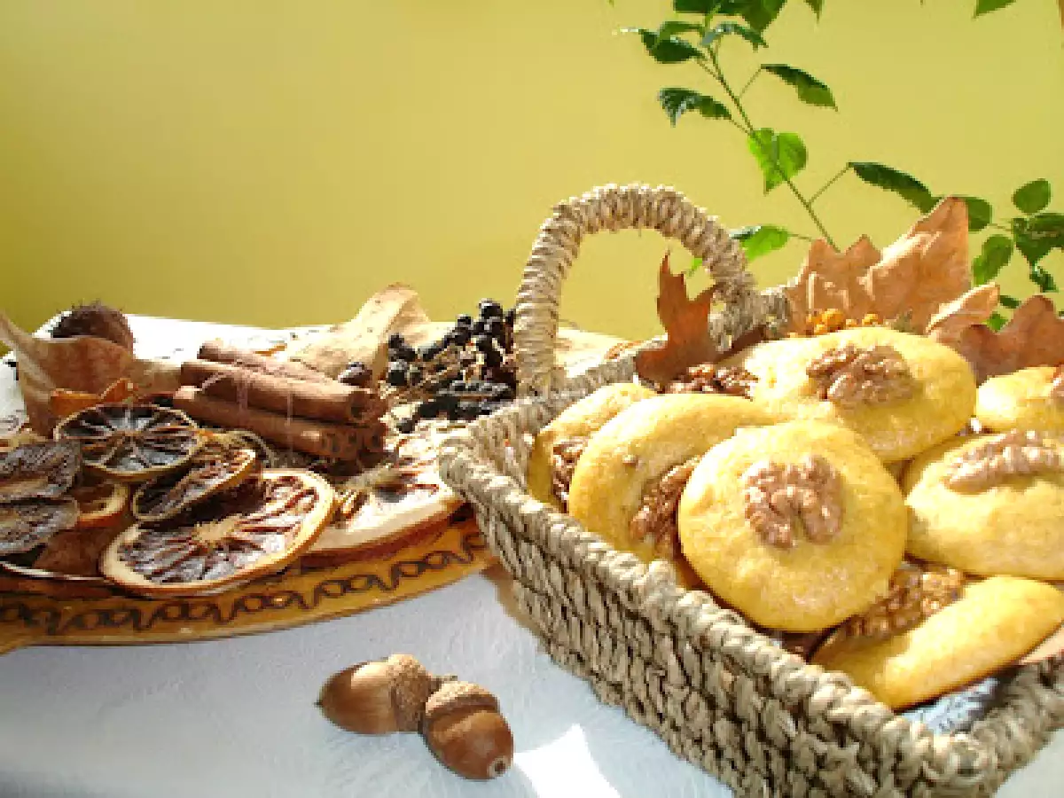 Biscuiti aromati cu stafide, nuca si dovleac - poza 3