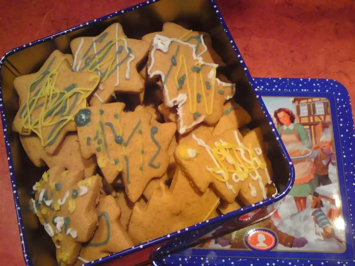 Biscuiti cu suc de rosii, ghimbir si scortisoara