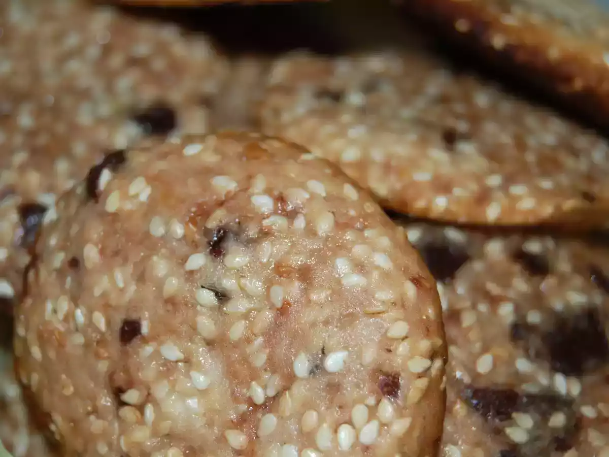 Biscuiti cu susan si ciocolata