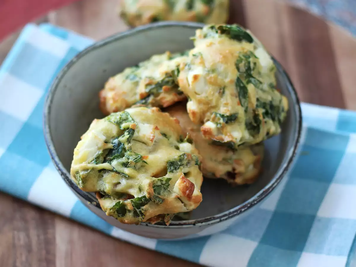 Biscuiți sărați cu feta, roșii uscate și spanac - poza 2