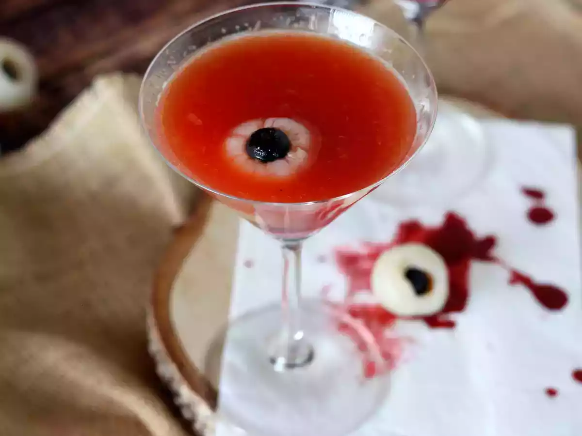 Bloody cocktail pentru Halloween, fără alcool - Halloween mocktail - poza 3