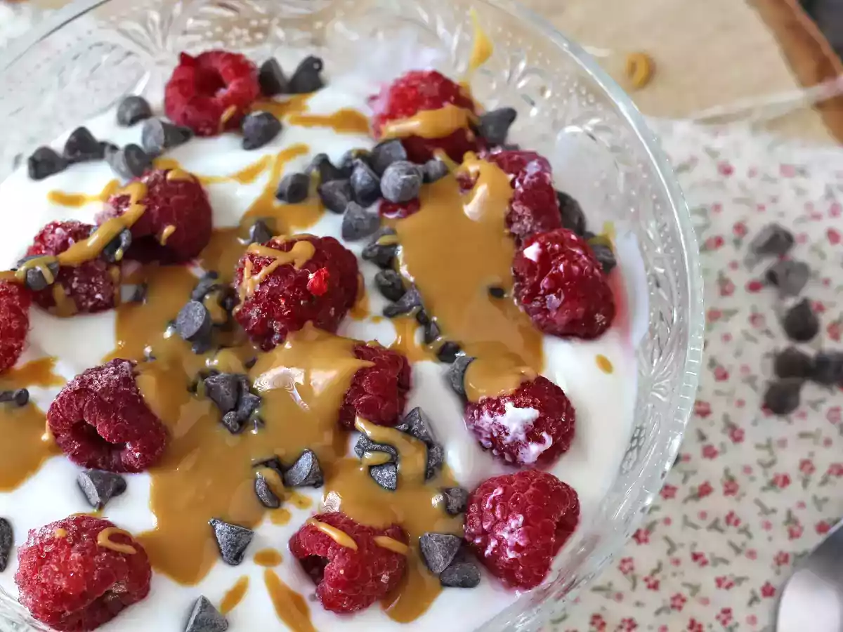 Bol Skyr cu fructe roșii, unt de arahide și ciocolată - poza 2