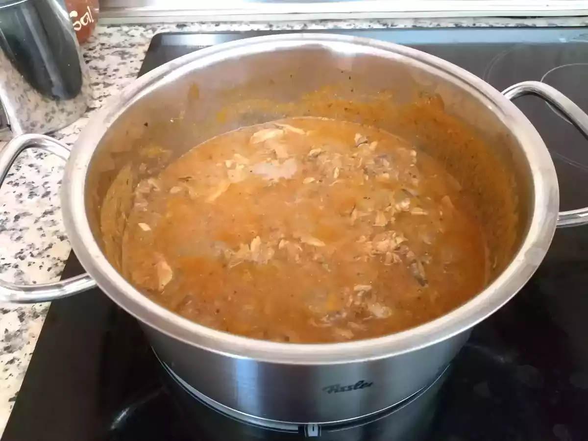 Boquerones con salsa de tomates. Hamsii cu sos de rosii.