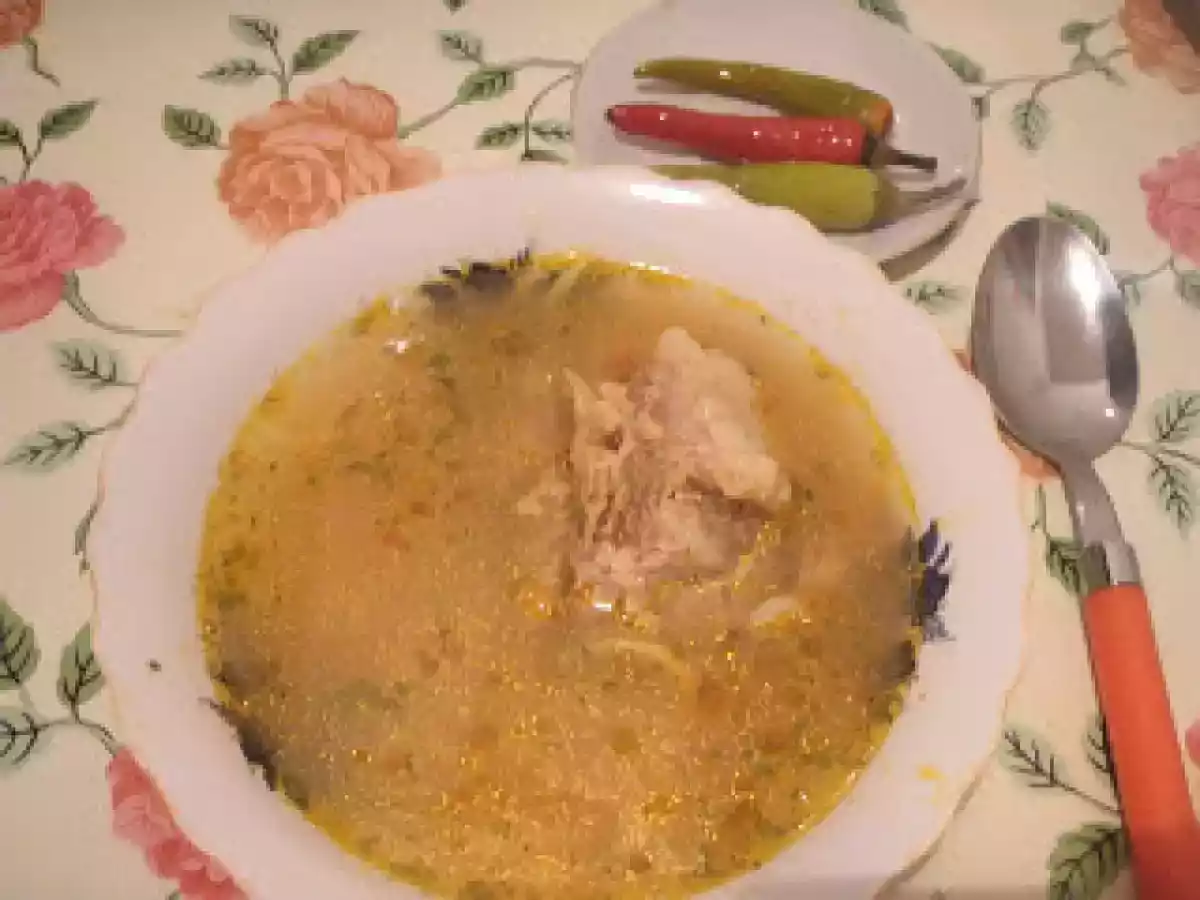 Bors din oase de porc cu taitei de casa