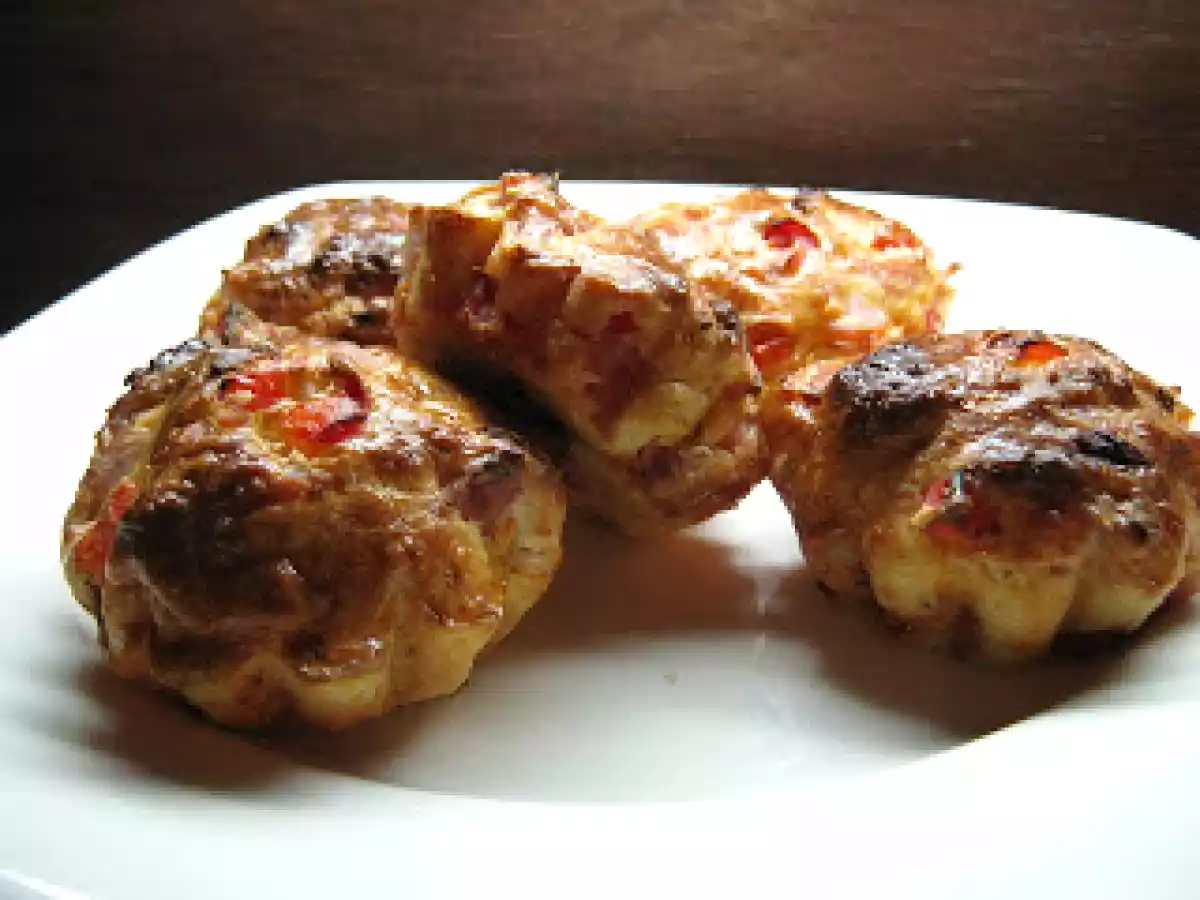 Briose aperitiv cu sunca si ardei