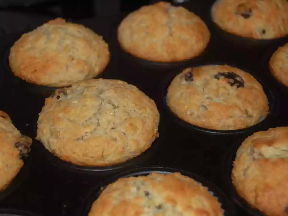 Briose cu banane, nuca de cocos si cirese uscate