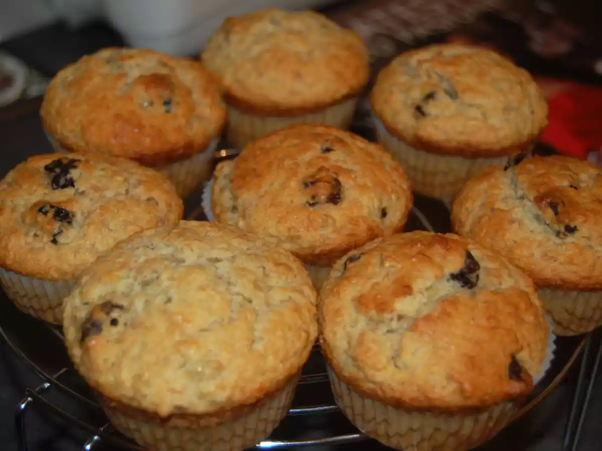 Briose cu banane, nuca de cocos si cirese uscate - poza 2