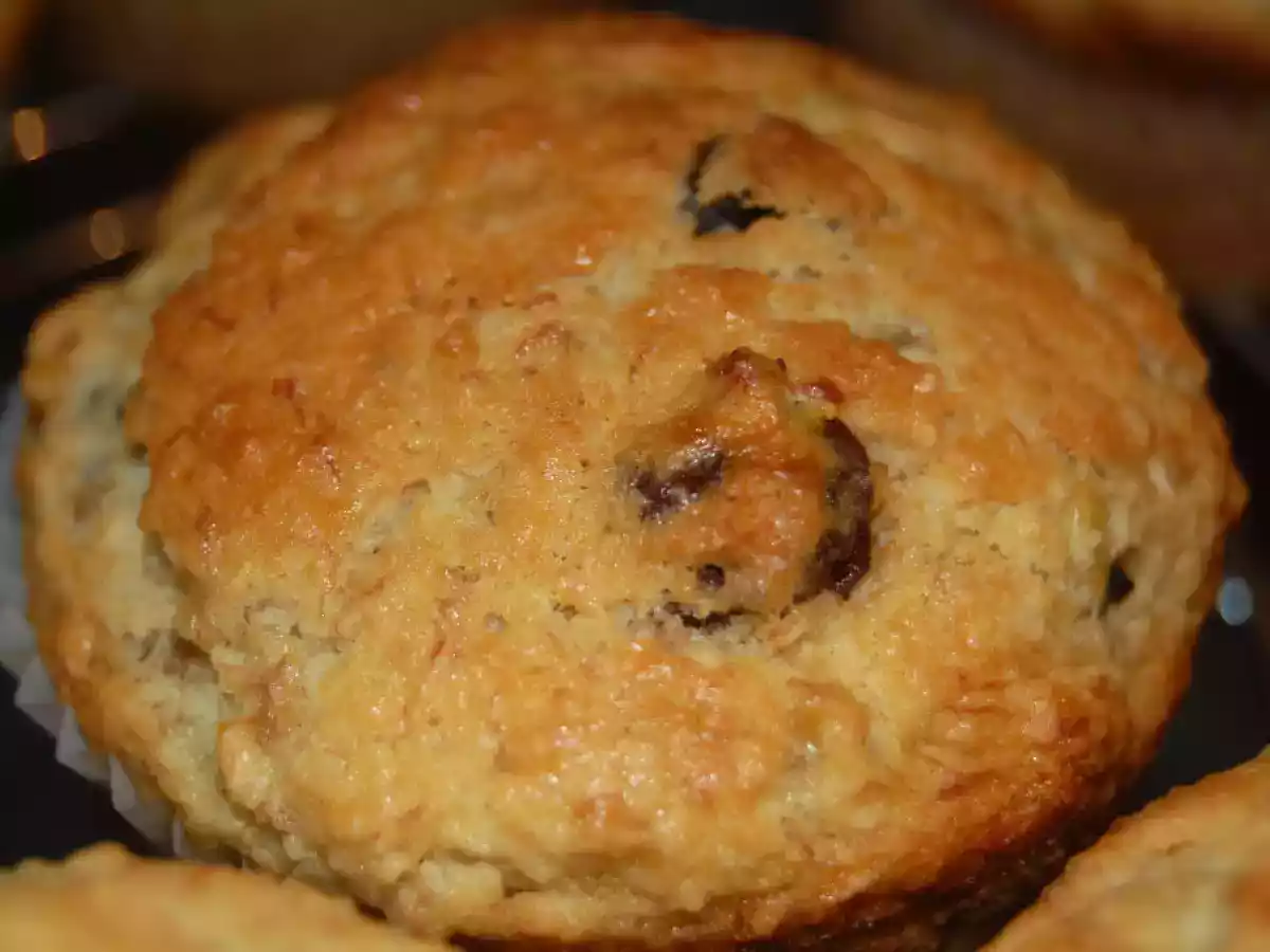 Briose cu banane, nuca de cocos si cirese uscate - poza 3