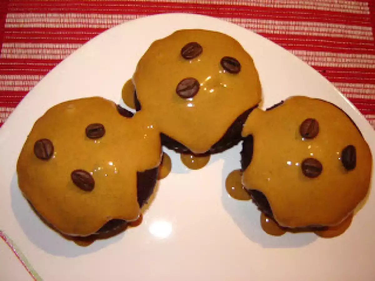 Briose cu cacao si glazura de cafea / Cocoa muffins with coffe frosting - poza 2